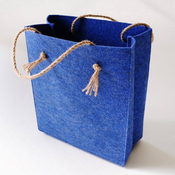 Подарочная упаковка сумка из войлока голубая малая