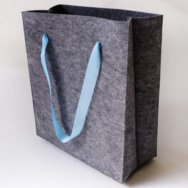 Подарочная упаковка-сумка из войлока серая