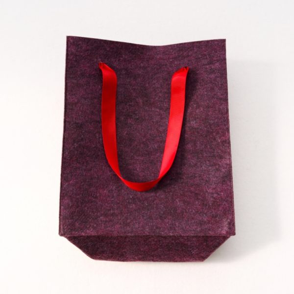 Подарочная упаковка-сумка из бордового войлока