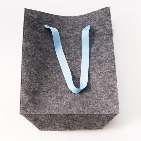Подарочная упаковка-сумка из серого войлока